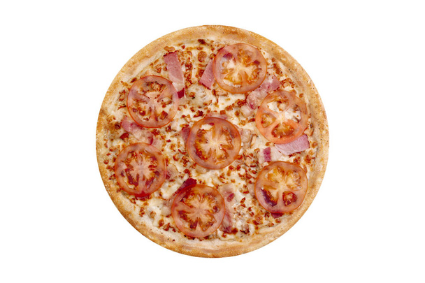 Pizza geïsoleerd op witte achtergrond. Warm Fast Food met kaas, ham en champignons. Voedsel afbeelding voor menukaart, webdesign, site, winkel of levering. Retoucheren en isoleren van hoge kwaliteit - Foto, afbeelding