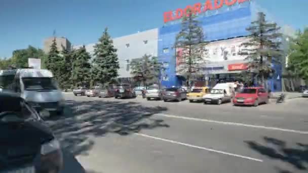 Oekraïne, Melitopol. Routebeschrijving langs de centrale Avenue van de stad. Hyperlapse. - Video