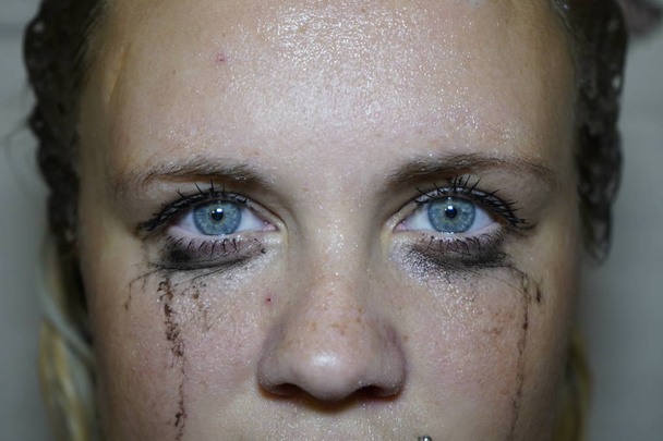 Mascara coulé sur les yeux bleus de la fille. Humide fille avec leaki
 - Photo, image