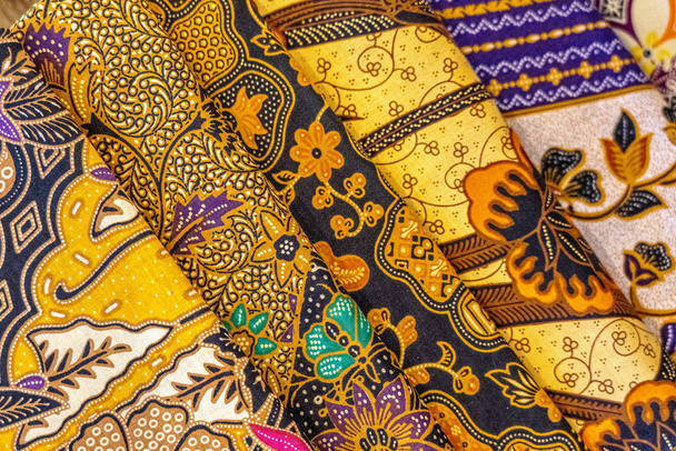 Веселая и ярко окрашенная батиковая одежда, которая часто встречается в Индонезии
. - Фото, изображение