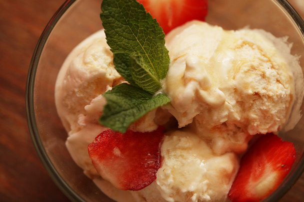 Delicious fresh strawberry ice cream - 写真・画像