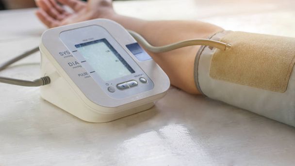 Le persone stanno controllando il monitor della pressione sanguigna e il monitor della frequenza cardiaca w
 - Foto, immagini