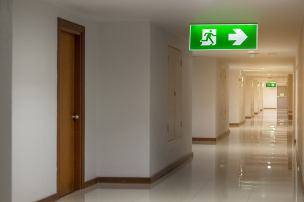 panneau vert de sortie d'urgence à l'hôtel indiquant la façon de s'échapper - Photo, image