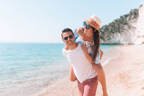 φωτογραφία του ευτυχισμένου ζευγαριού με γυαλιά ηλίου στην παραλία - Φωτογραφία, εικόνα