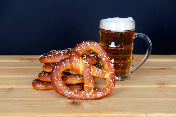 The hand-made pretzels and beer for Octoberfest party - Foto, Imagem