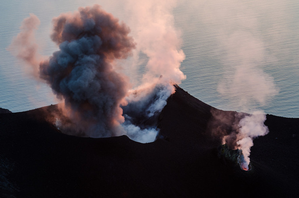 Vulcano che erutta sull'isola di Stromboli, Sicilia
 - Foto, immagini