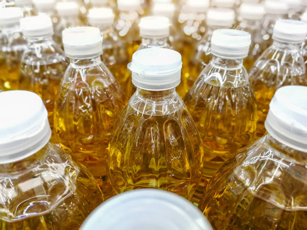 muchas botellas en fila pila de aceite vegetal en los estantes en sup
 - Foto, Imagen