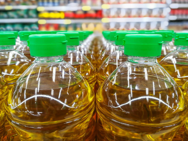 molte bottiglie in fila pila di olio vegetale sugli scaffali in sup
 - Foto, immagini