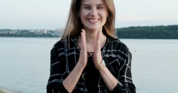 Πορτρέτο της ευτυχισμένο και έκπληκτος νεαρή γυναίκα που κερδίζει - Πλάνα, βίντεο