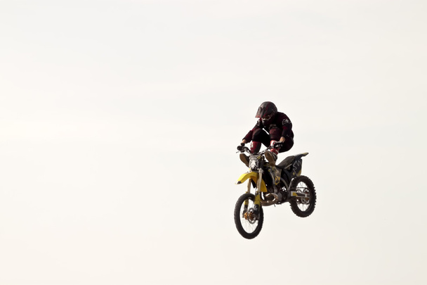 Ugrás motocycle az ég háttere - Fotó, kép
