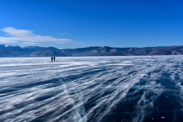 Fagyasztott Bajkál-tó. Gyönyörű hegyi közelében a jég felületén egy hideg téli napon. Természetes háttér - Fotó, kép
