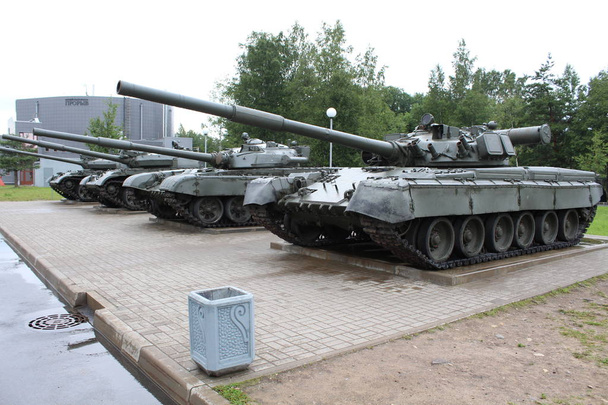 Αγία Πετρούπολη, Ρωσία-Ιούνιος 2019. Σοβιετικά όπλα του β ' Παγκοσμίου πολέμου, έκθεση στο πάρκο - Φωτογραφία, εικόνα