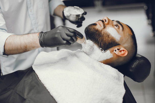 The man cuts his beard in the barbershop - 写真・画像