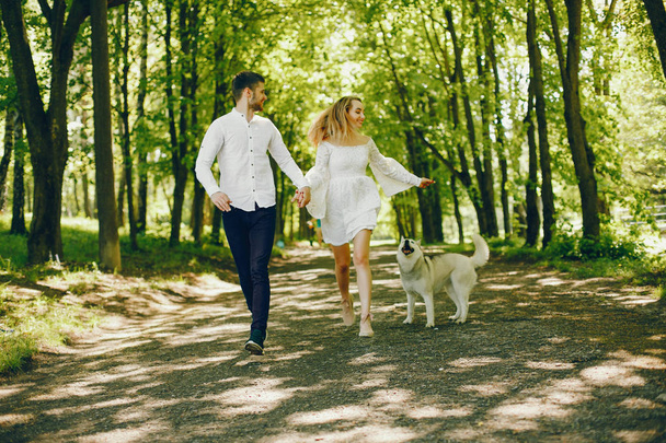 elegant couple in a forest - Foto, afbeelding