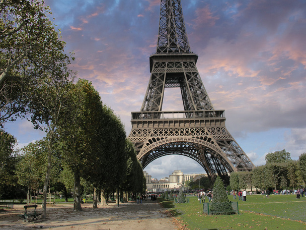 Eiffelturm vom Parc du champs de mars, Paris - Foto, Bild