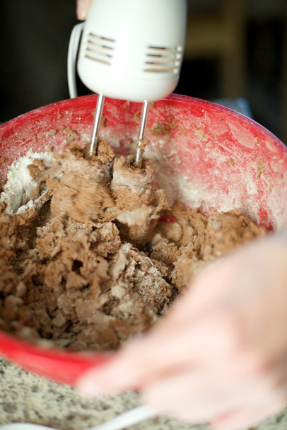 Vertical de mezclador de mano mezcla ingredientes de pastel, centrado
 - Foto, imagen