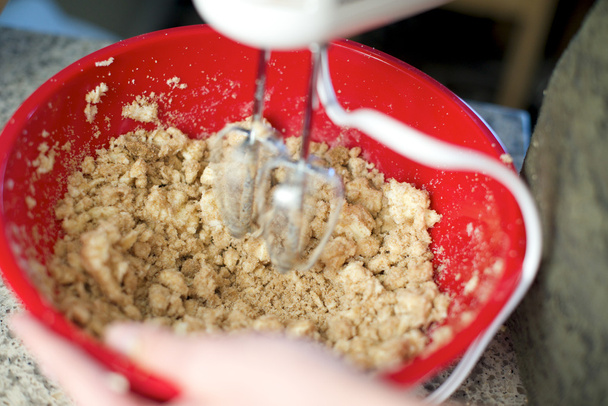 Misturador de mão mistura ingredientes bolo, centrado
 - Foto, Imagem