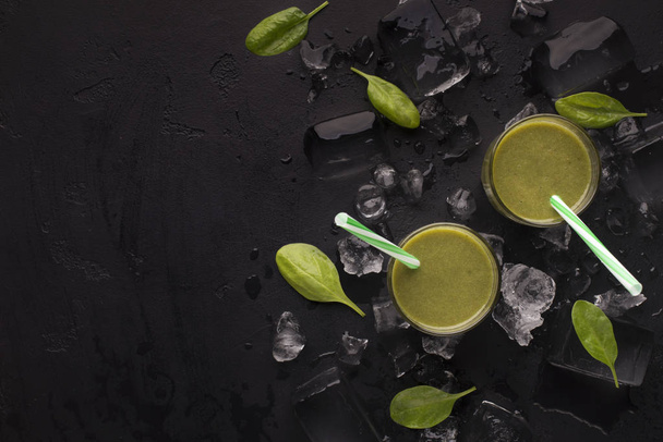 Zelená čerstvá míchaná lichotníku ve skle na černém pozadí - Fotografie, Obrázek
