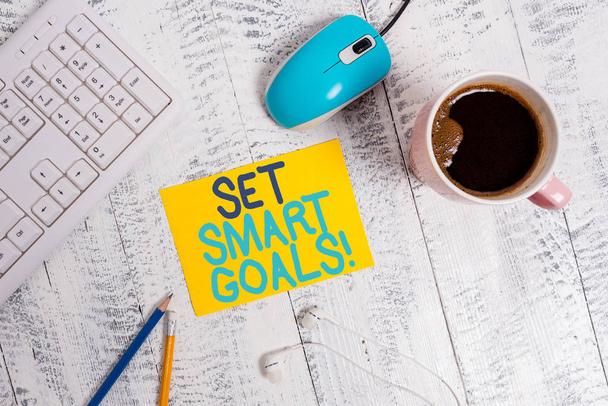 Set Smart Goals'ı gösteren kavramsal el yazısı. Fikirlerinizi netleştirmek için iş fotoğraf metin listesi odak çabaları akıllıca teknolojik cihazlar renkli hatırlatma kağıt ofis malzemeleri kullanın. - Fotoğraf, Görsel