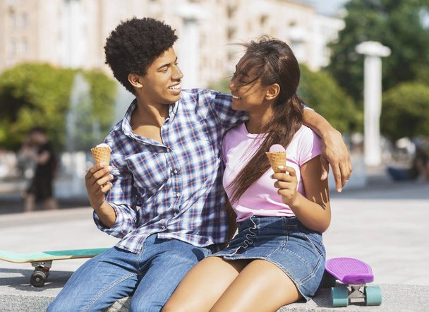 glückliches Paar isst Eis auf der Straße - Foto, Bild