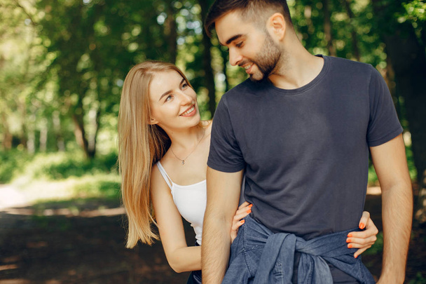 Beautiful couple spend time on a summer forest - Foto, Imagen