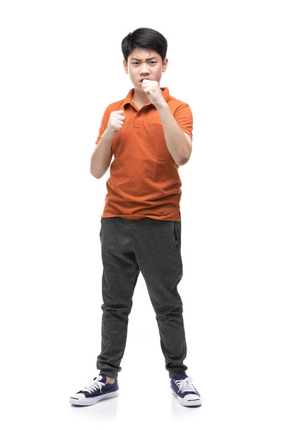 Θυμωμένο αγόρι απομονώνεται σε λευκό φόντο. - Φωτογραφία, εικόνα