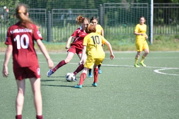 Orenburg, Rusia - 12 de junio de 2019 año: Las niñas juegan fútbol
 - Foto, Imagen