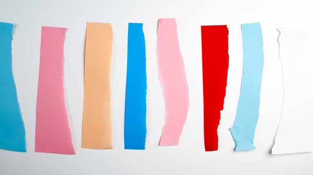 bandes déchirées de papier coloré sur un fond blanc
 - Photo, image