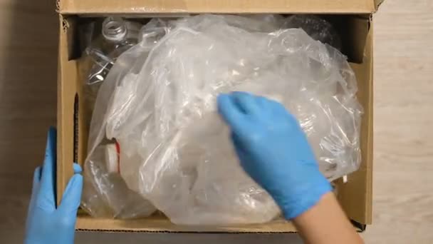 Trabalhador em luvas caixa de verificação com resíduos de plástico, classificação e conceito de reciclagem
 - Filmagem, Vídeo
