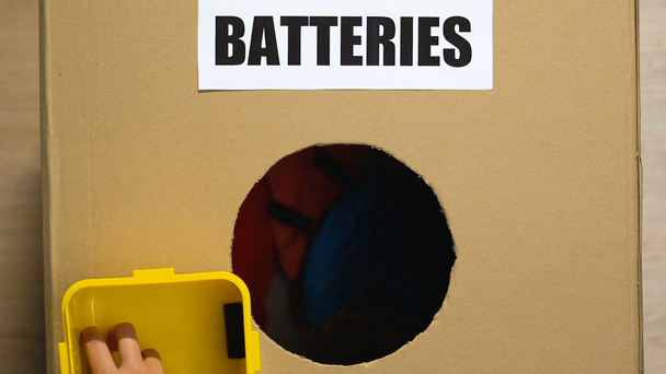 Ruční vrhací baterie do krabice s oblečením na spodní, nevhodné třídění - Záběry, video