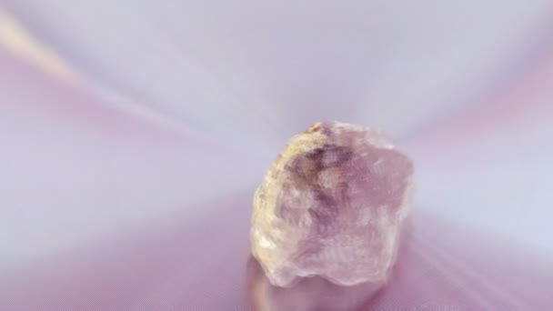 fluoritový kamenný vzorek minerálních krystalů pro vědu a geologii  - Záběry, video