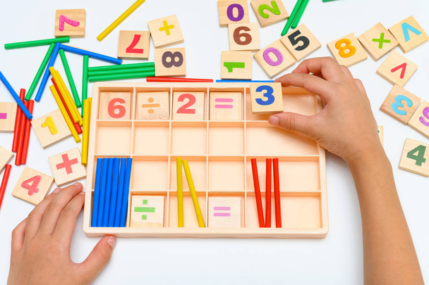 kid doing division equation using counting rods - Fotoğraf, Görsel