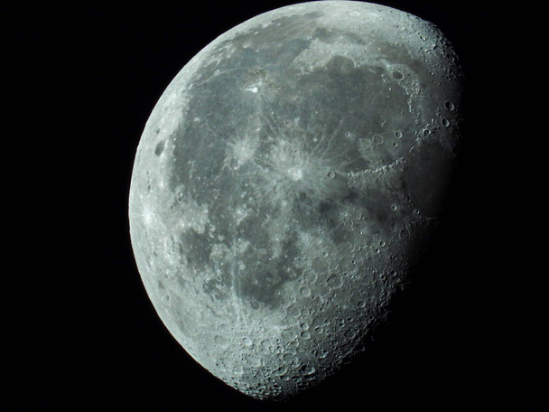 egy nagyon sűrű közeli egy csökkenő Hold az éjszakai égen - Fotó, kép
