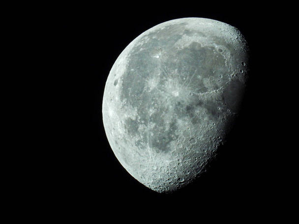 eine sehr dichte Nahaufnahme eines abnehmenden Mondes am Nachthimmel - Foto, Bild