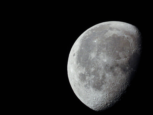 eine sehr dichte Nahaufnahme eines abnehmenden Mondes am Nachthimmel - Foto, Bild