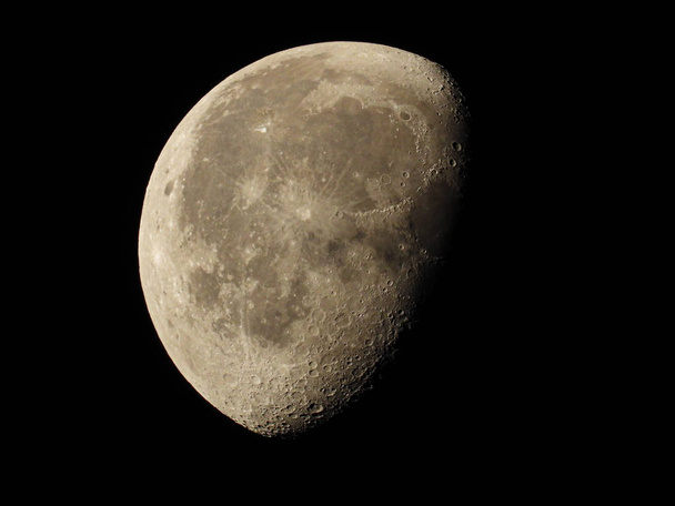 Bardzo gęsty zbliżenie malejącego księżyca na nocnym niebie - Zdjęcie, obraz