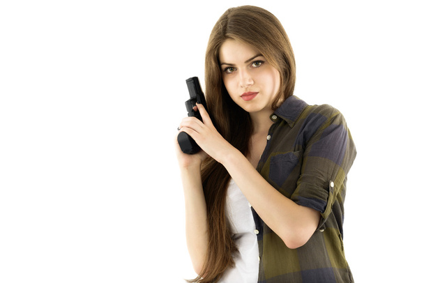 mladá krásná žena drží zbraň na bílém pozadí - Fotografie, Obrázek