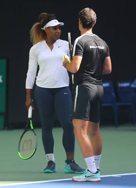 NEW YORK - AUGUST 20, 2019: Grand Slam champion Serena Williams with her coach Patrick Mouratoglou during practice at the 2019 US Open at Billie Jean King National Tennis Center - Foto, Imagem