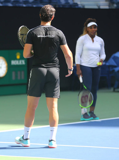 NEW YORK - AUGUST 20, 2019: Grand Slam champion Serena Williams with her coach Patrick Mouratoglou during practice at the 2019 US Open at Billie Jean King National Tennis Center - Foto, Imagem