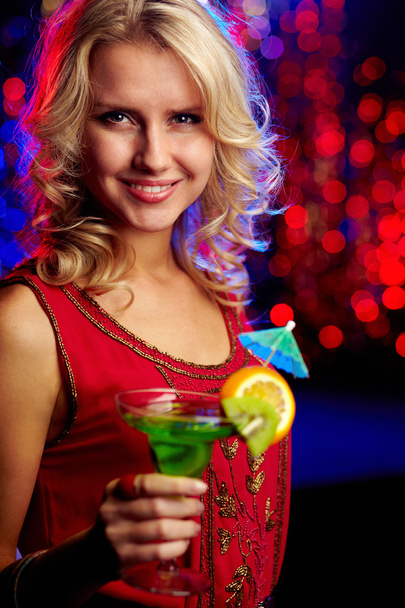 Счастливая девушка с коктейлем
 - Фото, изображение