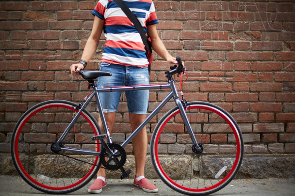 Bicicleta e seu proprietário
 - Foto, Imagem