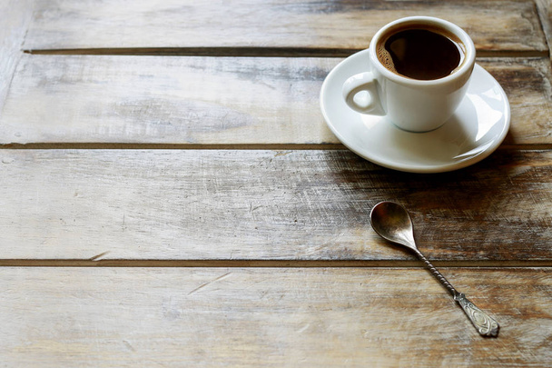 šálek kávy na hnědý dřevěný stůl - Fotografie, Obrázek
