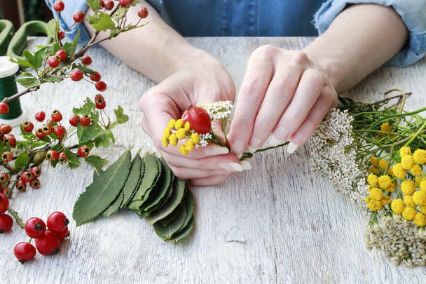 How to make autumn wedding boutonniere with lace and wild plants - Zdjęcie, obraz