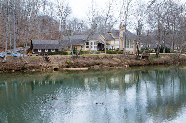 Sprawling будинку на річці з качок - Фото, зображення
