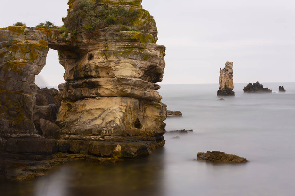 Sea Stones, Mar Rochoso, penhascos fantásticos belo fundo em Kefken, Kerpe, Sakarya, Turquia. Paisagem e paisagem marinha com rochas e mar com céu incrível. Ruínas do Castelo de Kerpe
. - Foto, Imagem