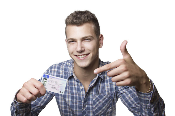 Молодой человек демонстрирует свои водительские права
 - Фото, изображение