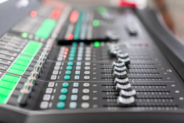 Régulateurs et boutons rouges d'une console de mixage. Il est utilisé pour modifier les signaux audio afin d'obtenir la sortie souhaitée. Appliqué dans les studios d'enregistrement, radiodiffusion, télévision
. - Photo, image
