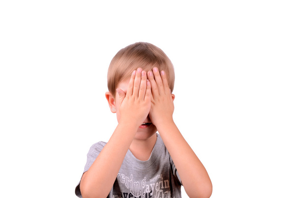 веселый мальчик 5 лет закрыл глаза руками
 - Фото, изображение