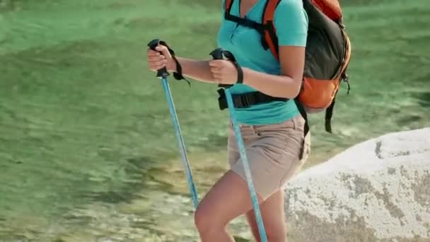 Lány, túrázás és trekking a hegyekben - Felvétel, videó