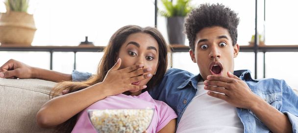 Przestraszony African American nastolatków oglądanie straszny film w Dom - Zdjęcie, obraz
